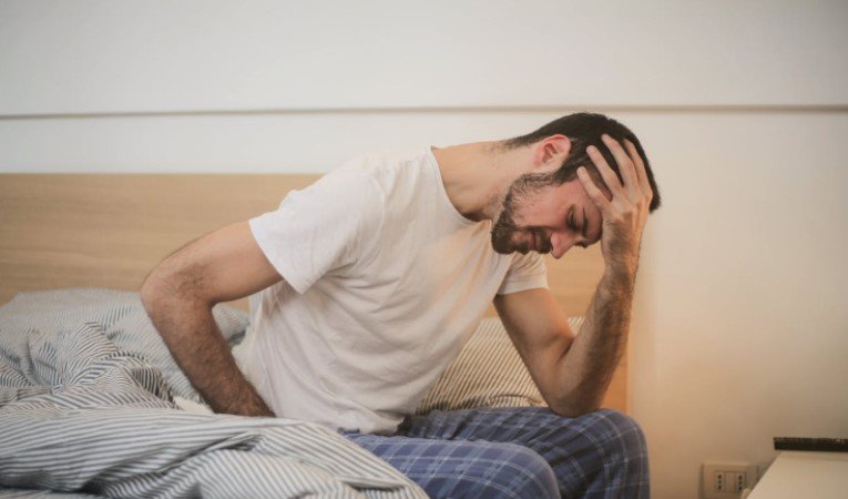 Acordar para urinar à noite: até que ponto é normal e quando é sinal de alerta