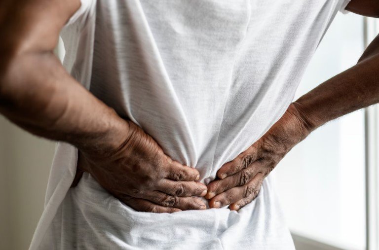 Cálculo Renal: Sintomas que Todo Homem com +50 Deve Observar